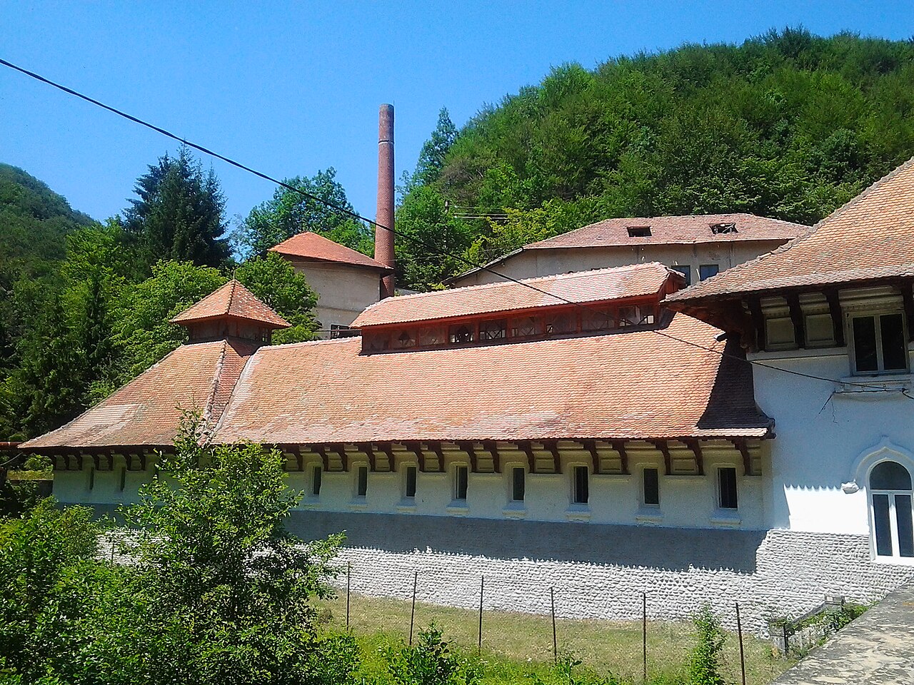 Clădirea stabilimentului băilor din Băile Olănești. Imagine redimensionată; încadrare adaptată pentru afișare.