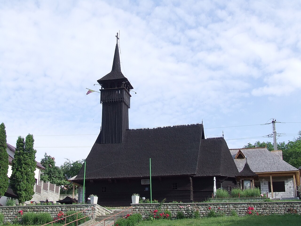 Biserica de lemn adusă din Albac, aflată astăzi în Băile Olănești. Imagine redimensionată; încadrare adaptată pentru afișare.