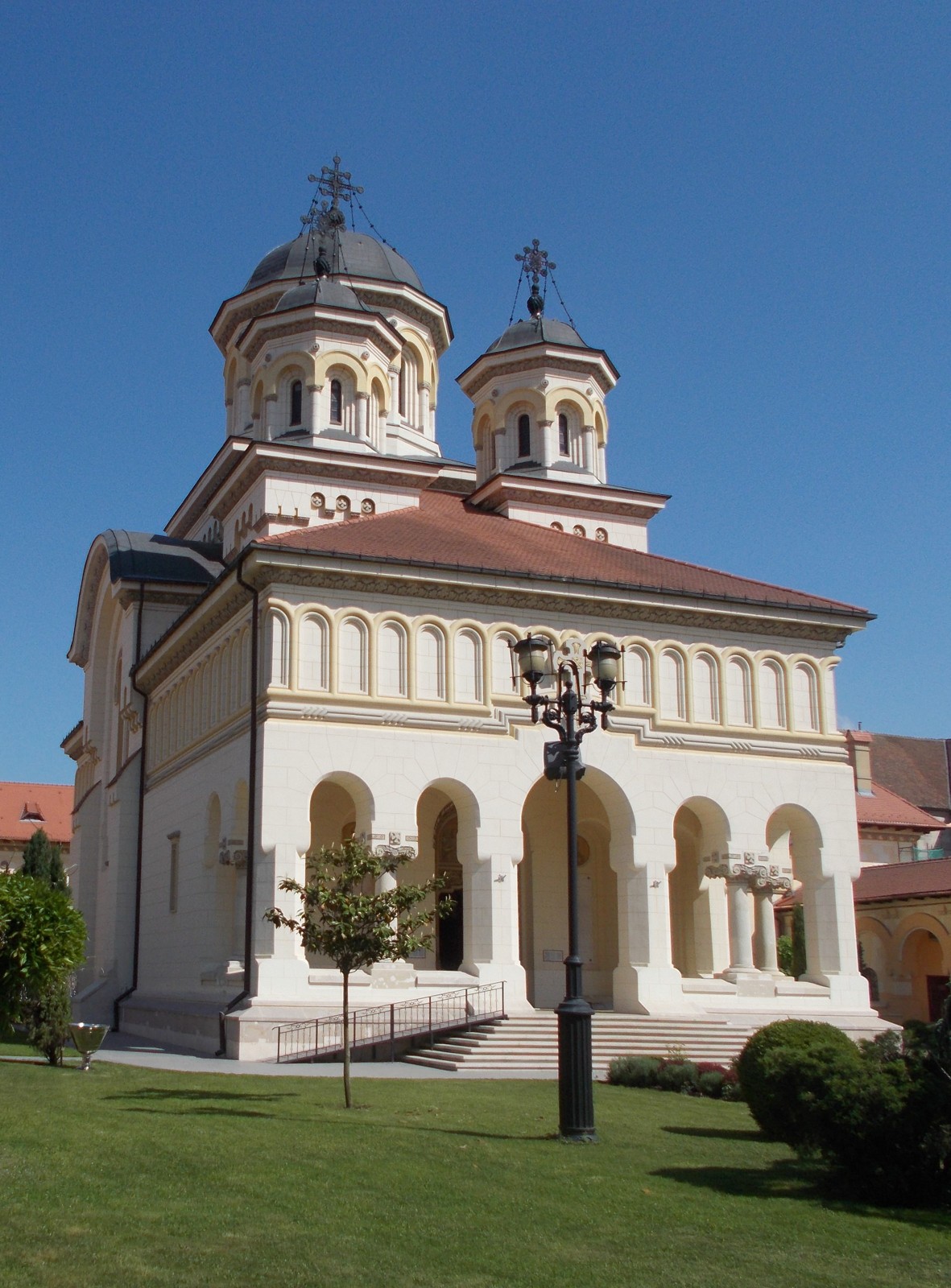 Catedrala Reîntregirii, în incinta Cetății Alba Carolina. Imagine redimensionată; încadrare adaptată pentru afișare.