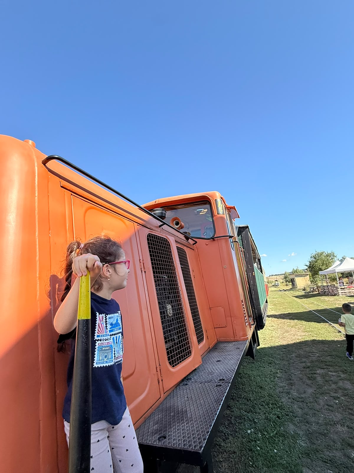 Locomotiva diesel portocalie, văzută de aproape.