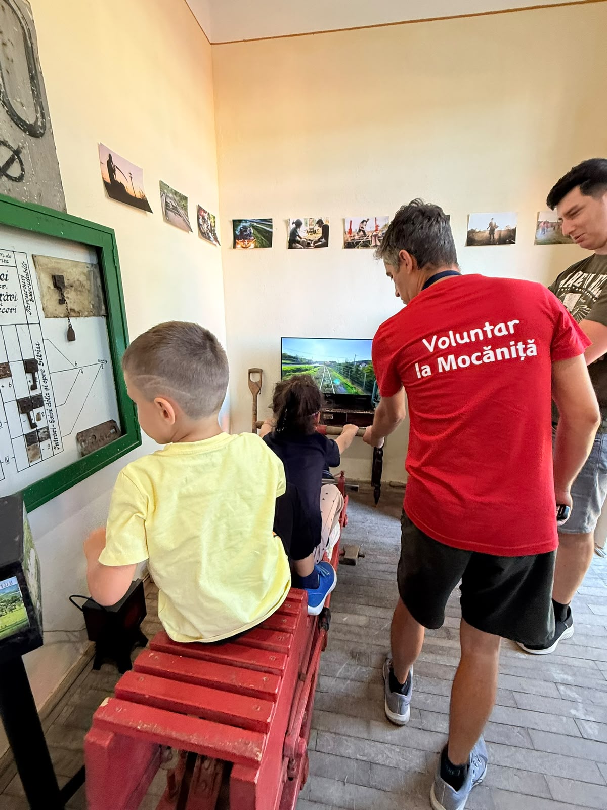 Copiii urmăresc explicațiile unui voluntar al mocăniței.