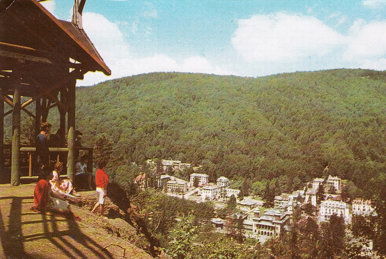 Slănic Moldova și dealurile împădurite · fotografie de arhivă