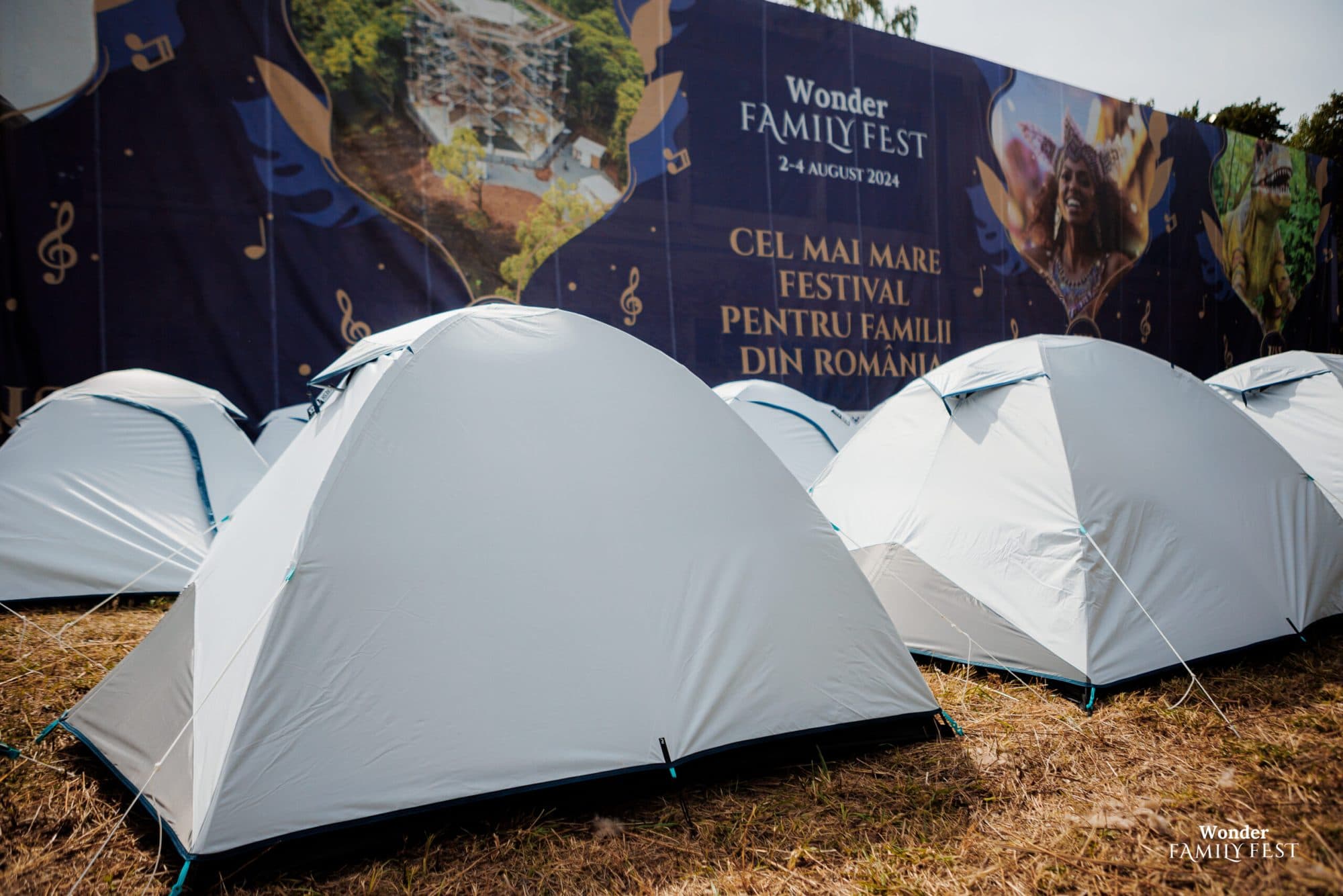 Corturi în zona de camping, lângă bannerul ediției din 2024. Imagine de arhivă · 2024.