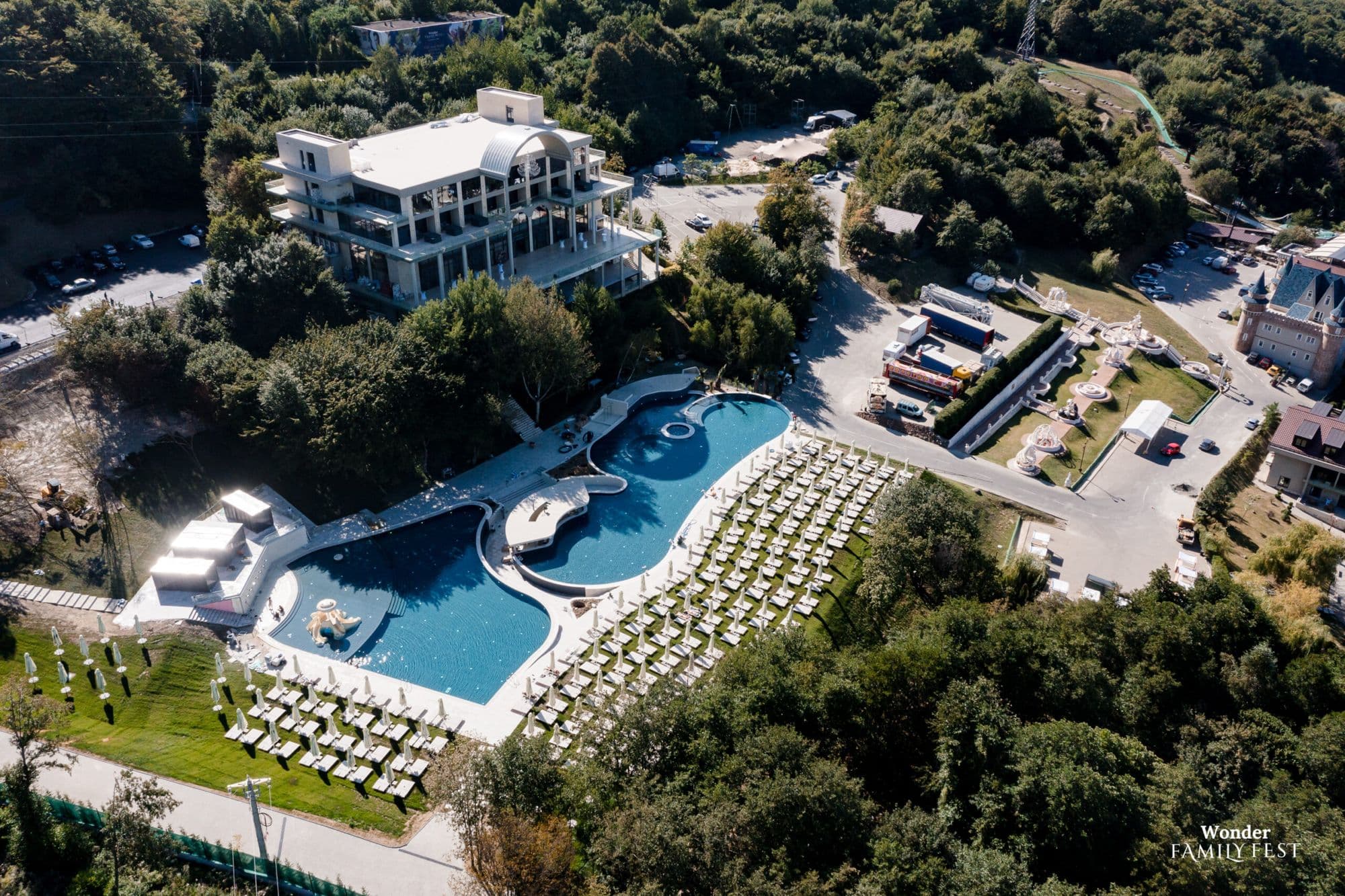 Piscina și șezlongurile Wonderland, văzute de sus. Imagine de arhivă.