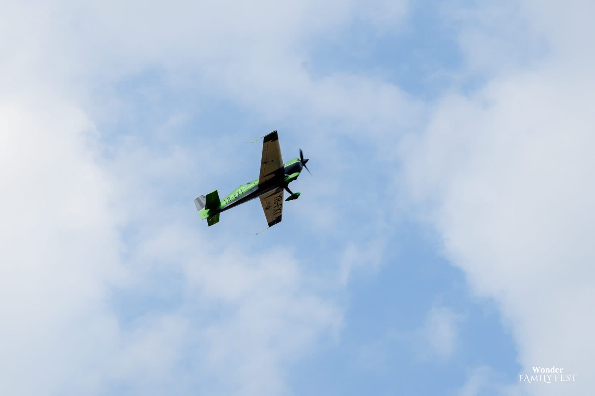 Avion de acrobație deasupra festivalului. Imagine de arhivă · 2024.