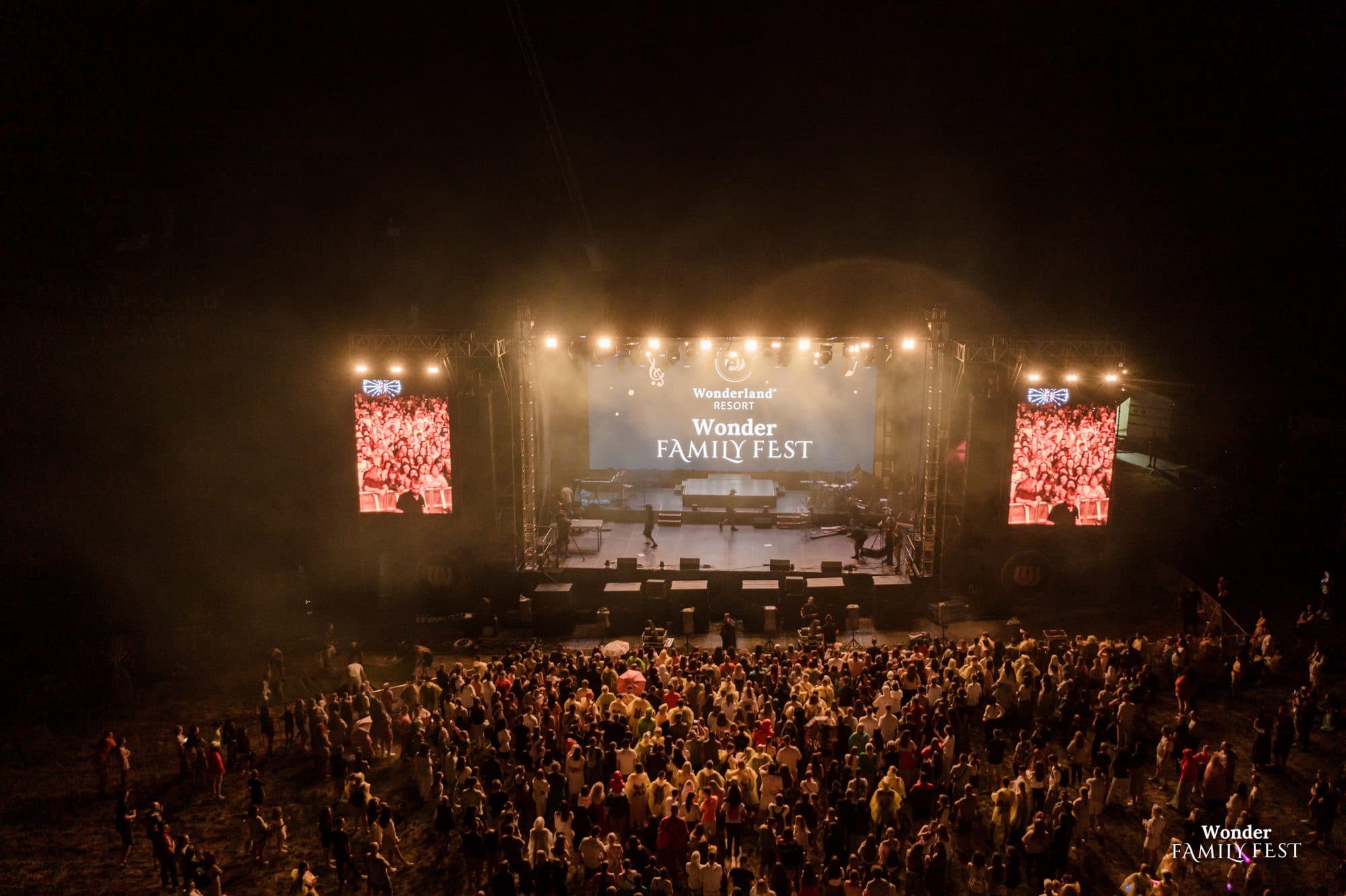 Scena principală și publicul, într-o seară de festival. Imagine de arhivă · 2024.