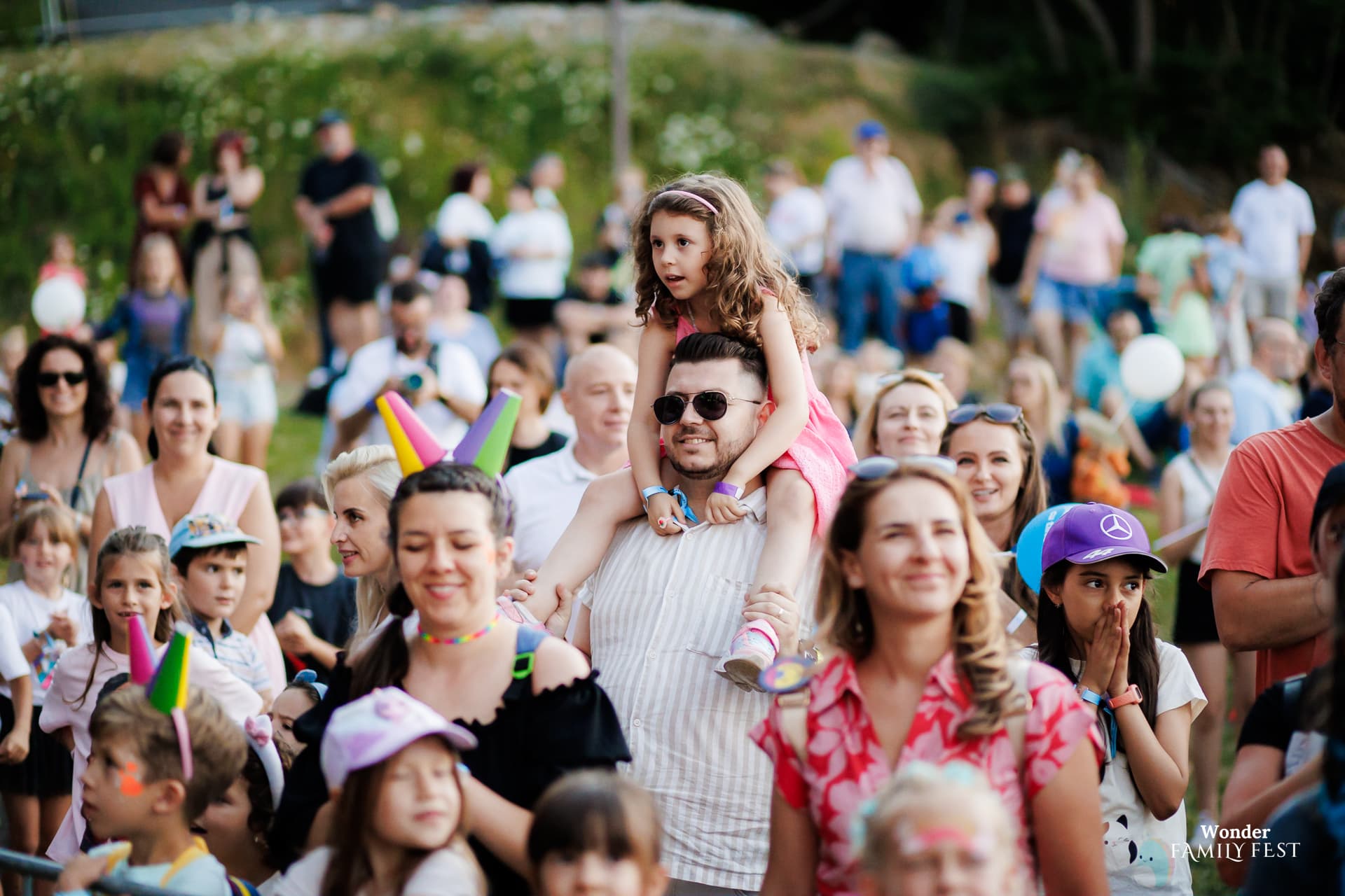 Familii în public, în timpul zilei. Imagine de arhivă.